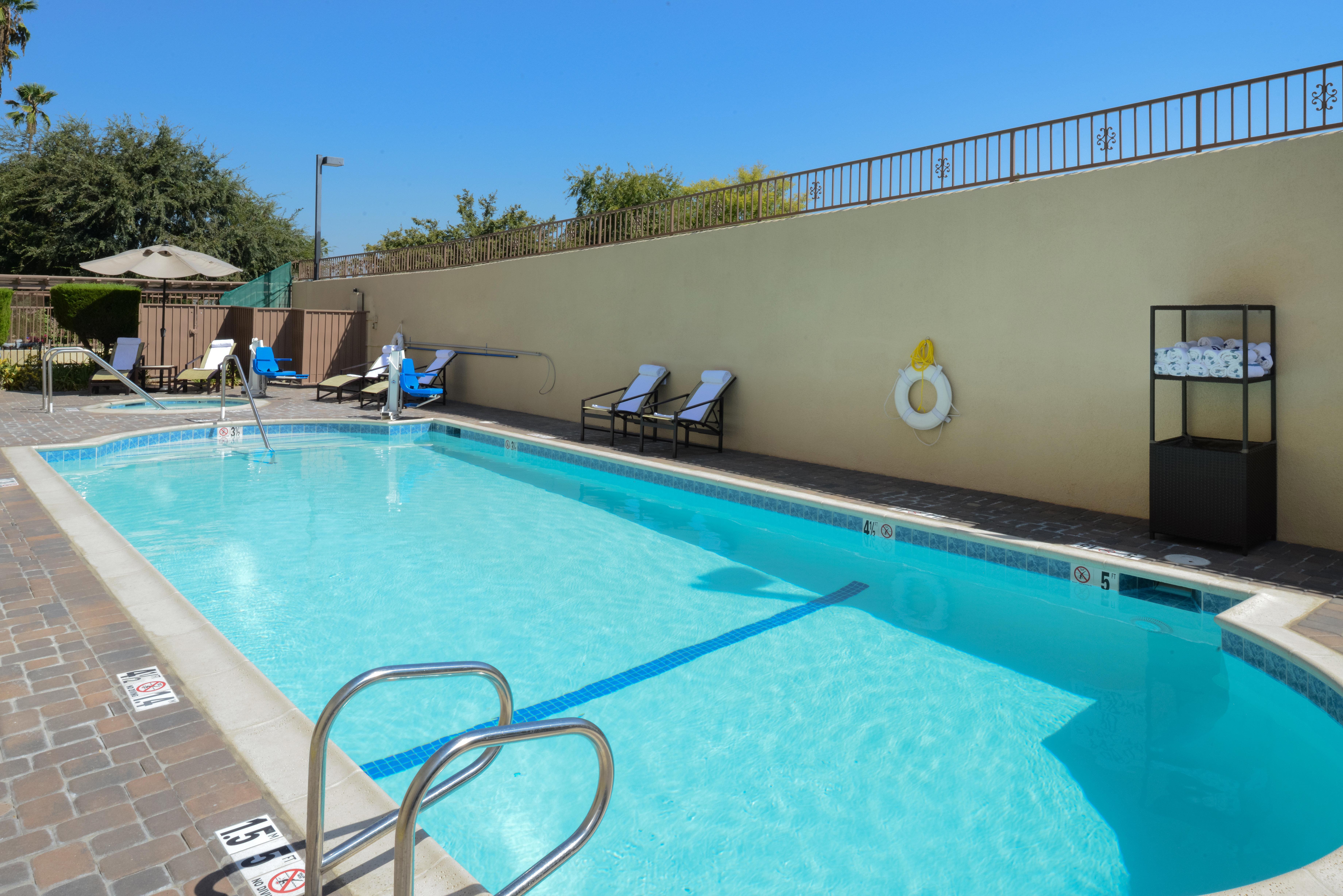 Holiday Inn Express & Suites Pasadena - Los Angeles By Ihg Exterior foto